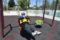 Dört Saatte Çocukluklarına Dönüp Salıncağa Bindiler