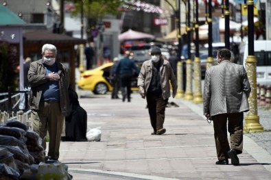 Gümüşhane'de 65 Yaş Üzeri Vatandaşlar Çarşıya Akın Etti