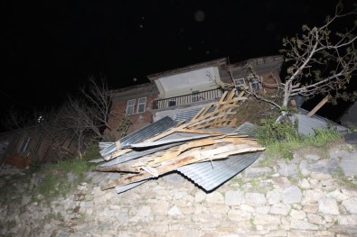 Hakkari'de Şiddetli Fırtına Çatıları Uçurdu