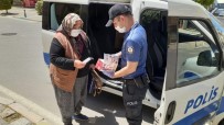 İzmir Polisi Yaşlılara Refakat Etti, Sokakta Maske Dağıttı Haberi