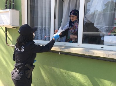 Kepsut'ta Polisler Annelerin Gününü Evlerinde Kutladı