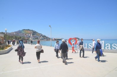 Kuşadası'nda Sahiller, Cadde Ve Sokaklar 65 Yaş Üzeri Vatandaşların