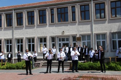 Mamak'ta Sokak Sanatçıları Mahalle Mahalle Gezerek Konser Verdi