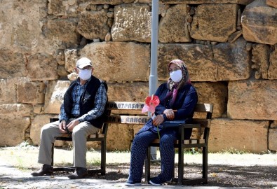 Muratpaşa, Kıdemli Kent Sakinlerini Sokakta Çiçeklerle Karşıladı