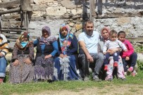 (Özel) Tam 108 Yaşında...Sokağa Çıktı, İçişleri Bakanı'nın Hediyesiyle Büyük Mutluluk Yaşadı Haberi