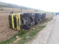 Saman Balyası Yüklü Tır Devrildi