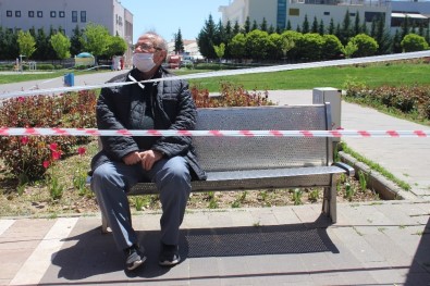 Uşak'ta Sokağa Çıkan Yaşlı Vatandaşlar Açıklaması 'Yürümeyi Unutmuşuz'