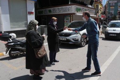 Vali Ersin Yazıcı'dan 65 Yaş Üstü Annelere Çiçek