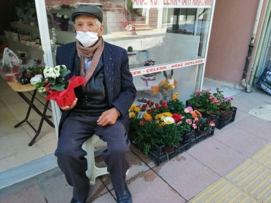 Yaşlılara Sokağa Çıkma İzni Verilince Soluğu Çiçekçide Aldılar