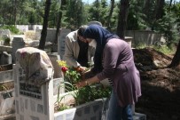 Yaşlısı Genci Gülünü Alarak Mezarlığa Annesine Koştu