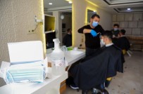 50 Gün Sonra Müşterilerine Kavuşan Berberler Mutlu