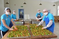 Aşhanede Yemekler Türkülerle Pişiriliyor