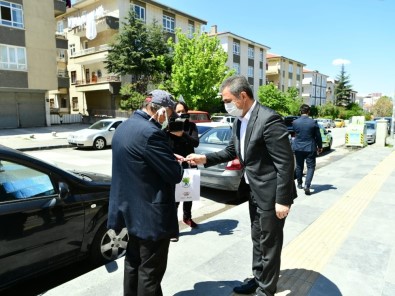 Başkan Köse'den Sokağa Çıkan Yaşlılara Maske Ve Kolonya