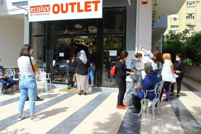 Firma Yetkilileri Satışı Bırakıp, Sosyal Mesafeyi Korumaya Çalıştı