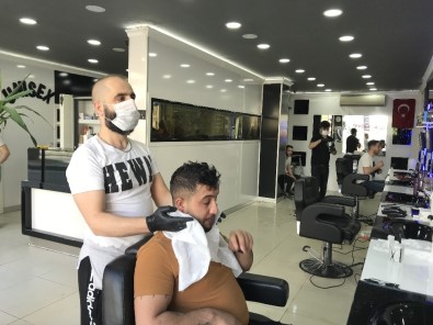İstanbul'da Berberler Açıldı, İlk Tıraşlar Yapıldı