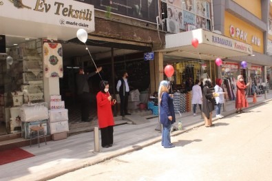 Kuaför Ve Berberlerin Açılışını Esnaf Balon Uçurarak Kutladı