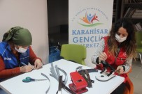 Mobilyada Kullanılan 'Jumbo' İle 5 Dakikada Siperlikli Maske Üretiyorlar