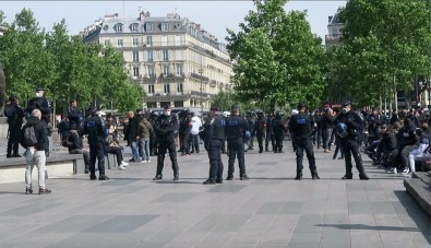 Fransa'da 'Sarı Yelekliler' Polis Engeline Takıldı