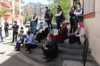 'Onlar 500 Bin Liralık Araca Biniyor, Benim Oğlum İse Taş Üstünde Yatıyor'