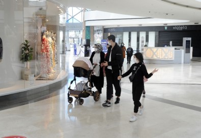 14 Yaş Altı Çocuklar Kısıtlama Öncesi Son Dakikalarını AVM'de Geçirdiler