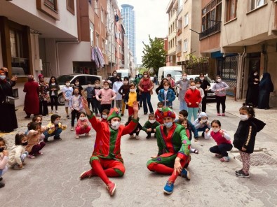 Ataşehir'de Sokağa Çıkan Çocuklara Hacivat Ve Karagöz Sürprizi