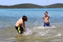 Ayvalık'ta Çocuklar Denizin Keyfini Çıkardı