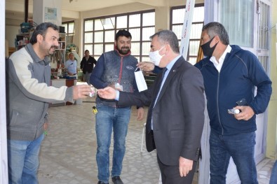 Başkan Özdemir Sanayi Esnafına Dezenfektan Ve Maske Dağıttı