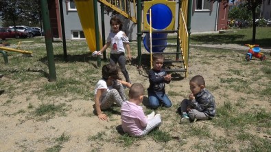 Çocuklar Yıllar Sonra Anne Ve Babalarının Oyunlarını Oynadılar