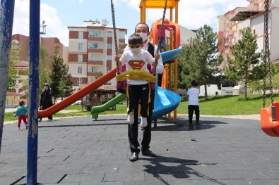 Korona Virüsü Babasıyla Birlikte Yenmişti, İznin Tadını Babasıyla Çıkardı