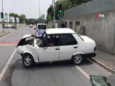 Otomobil Durağa Daldı Açıklaması 1'İ Ağır 3 Yaralı