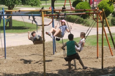 Parka Çıkan Çocuklar Polisle Top Oynayıp Salıncağa Bindi