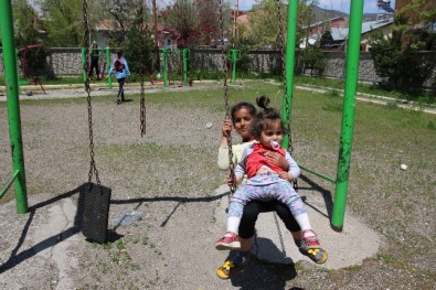 Varto'da Çocuklar Parklarda Doyasıya Eğlendi