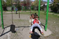 Varto'da Çocuklar Parklarda Doyasıya Eğlendi Haberi