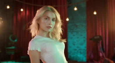 Aleyna Tilki sokağa çıkma yasağını deldi!