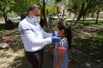 Develi Belediyesi'nden Sokağa Çıkan Cocuklara Maske Desteği