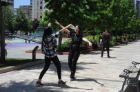 Gençler Haftalar Sonra Dışarıda