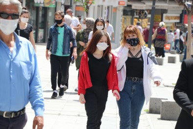 Gençler Sokaklara Akın Etti, Hareketlilik Arttı