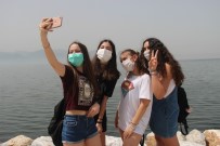 İzmir'de 20 Yaş Altı Gençler Kısıtlamaya Verilen Aranın Keyfini Çıkardı