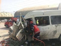 Kamyonet Yolun Karşısına Geçip Minibüsle Çarpıştı