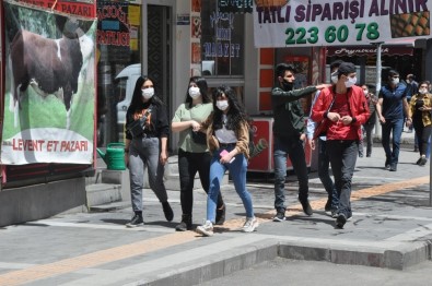 Kars'ta Gençler Sokağa Çıktı