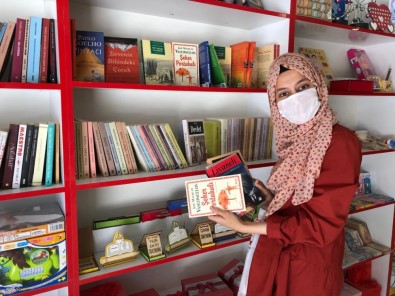 Kısıtlama 4 Saatliğine Kalktı, Gençler Kitap Almaya Koştu