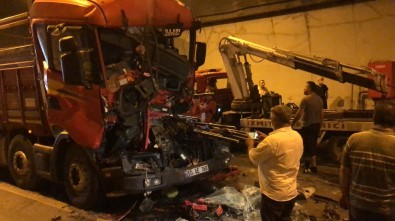 Kocaeli TEM'de 5 Tır Birbirine Girdi, Otoyol Trafiğe Kapandı