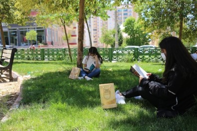 Mardin'de Uzun Zaman Sonra Dışarı Çıkan Gençlere Kitap Dağıtıldı