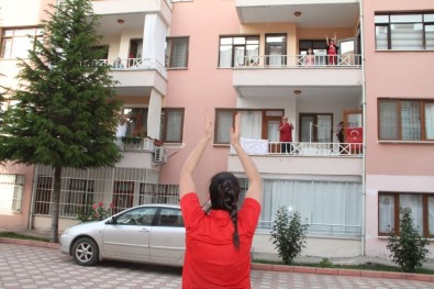 Antrenör Sokakta, Vatandaşlar Balkonda Spor Yaptı