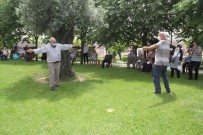 Bağcılar'da Sosyal Mesafeli Sokak Konseri