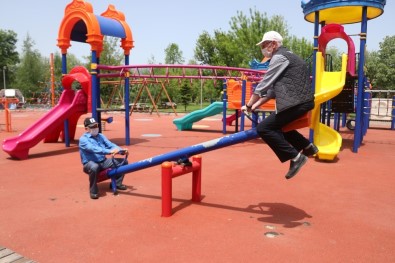 Bolu'da Çocuk Parkına Giden Yaşlılar Tahterevalliye Bindi