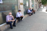 Devrek'te  65  Yaş Ve Üzeri Vatandaşlar İkinci Kez Sokaklara Akın Ettiler