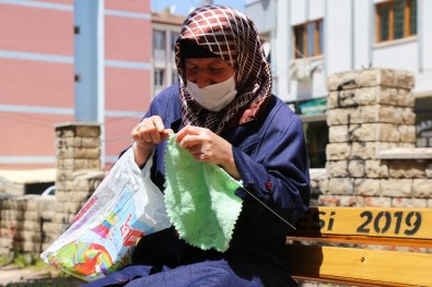 Elazığ'da 65 Yaş Ve Üzerindekiler Güneşli Havanın Tadını Çıkardı