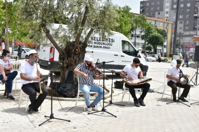 Gemlik'te Sokağa Çıkan Vatandaşlara Müzik Ziyafeti