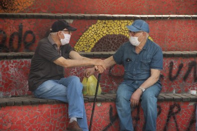 İzmir'de 65 Yaş Ve Üstü Vatandaşlar Parklarda Nefes Aldı